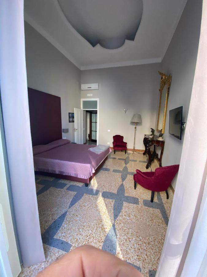 Bed and Breakfast Dimora Donna Elena By Ranieri Neapel Exterior foto