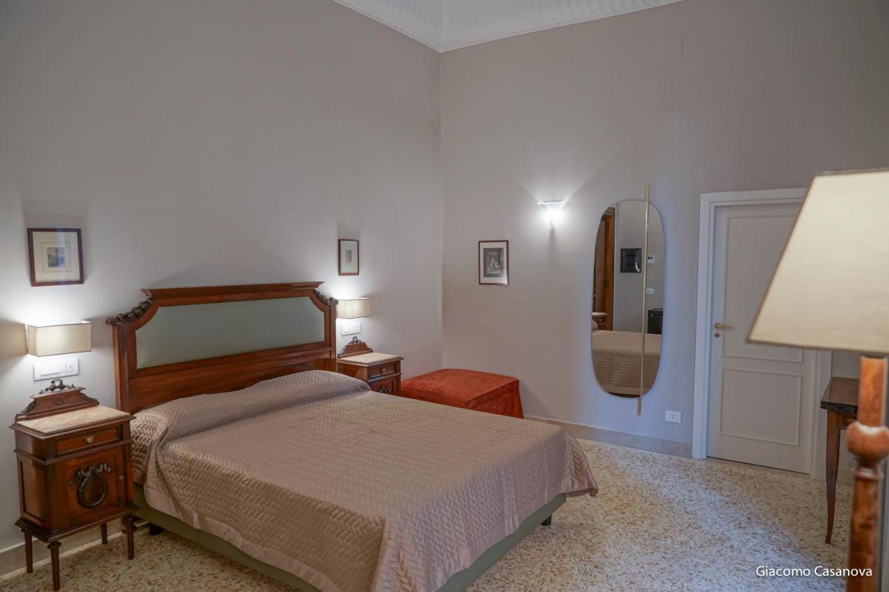 Bed and Breakfast Dimora Donna Elena By Ranieri Neapel Exterior foto